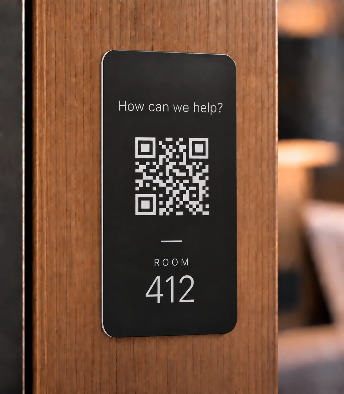 Musta QR-laatta puupinnalla hotellihuoneessa, huone 412
